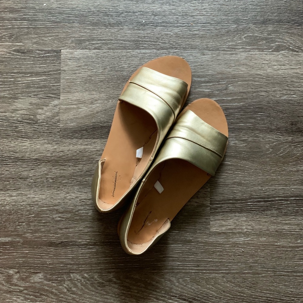 Universal Thread Sandals
